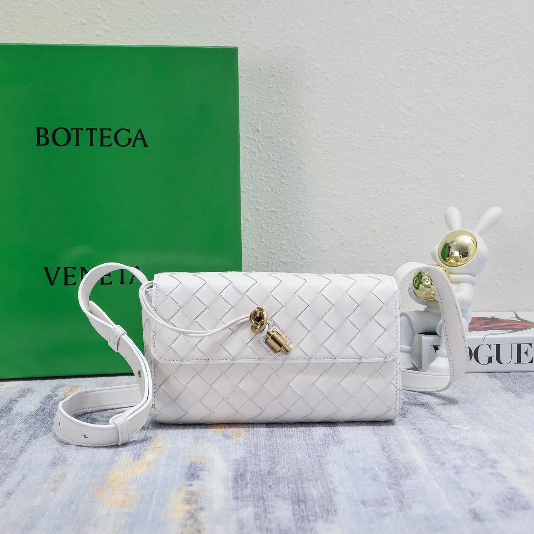 Batch 1420 Bottega Veneta's new style 🆕 mini andiamo bag is so pretty. The dark brown color is very versatile. It is high-end and casual and sexy. Andiamo is not only a commuter bag 🥰 It can be worn crossbody and carried by hand, and it is no problem to match it with evening wear. It can be matched with clothes casually, showing high-end elegance. Style number: 5545 Size: 21.5*13*4.5cm